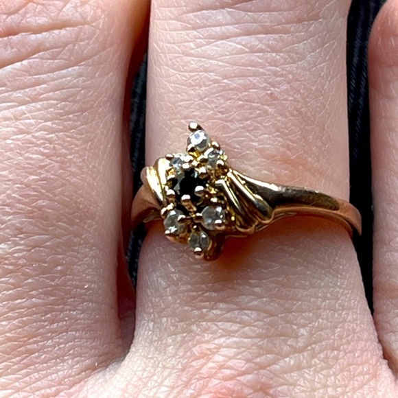 10k Yellow Gold and Sapphire Vintage Ring Size 7 - Picture 4 of 7